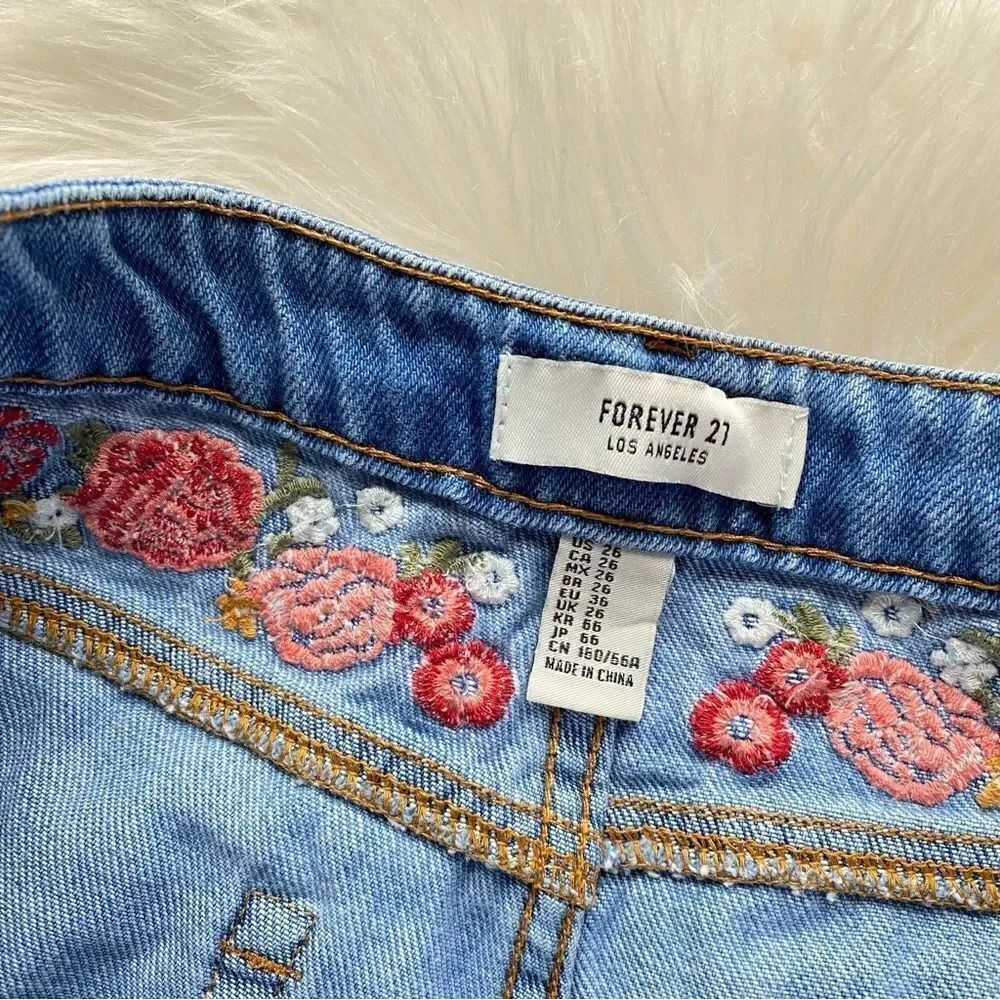 Embroidered Floral Denim Shorts - Picture 4 of 5